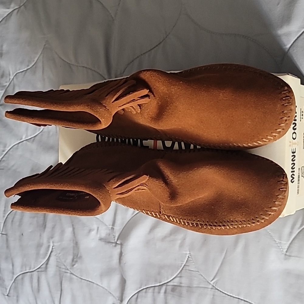 Minnetonka 182 suede bootie
